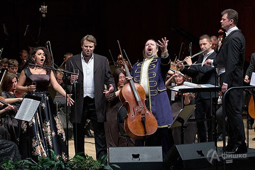 Оперное действо завершилось совместным исполнением всеми участниками концерта «Застольной песни» из оперы «Травиата» Дж. Верди