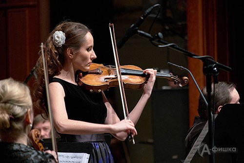 Очаровательная Анна Боровик солирует в соль-минорном концерте «Лето» А. Вивальди