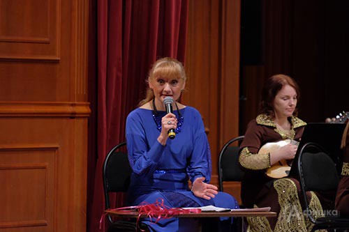 Ведущая Ирина Точитская в поэтической форме излагала сюжет знаменитой сказки