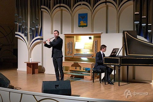 Флейта Дениса Бурякова прекрасно звучала и под аккомпанемент клавесина Тимура Халиуллина 