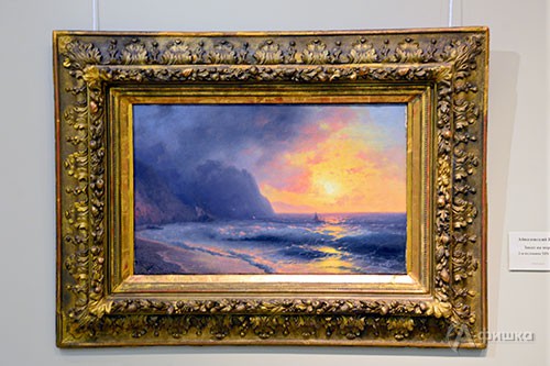 Украшением выставки стало полотно И. Айвазовского «Закат на море»