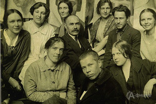 Академия художеств. В первом ряду слева М. Ломакина, в центе К. Петров-Водкин