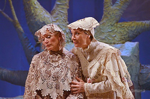 Актёрский ансамбль «Касатки» венчает заслуженная артистка РФ Ирина Драпкина (на фото слева)