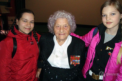 Фото на память с «железной» бабушкой, почётным гостем киноурока мужества в кинотеатре «Радуга»