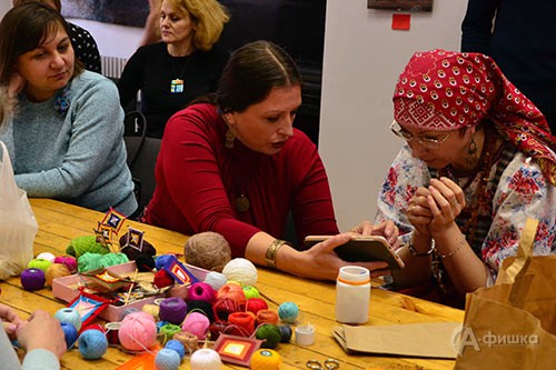 За «косенковским» столом гости собрались вокруг мастерицы-кукольницы Ольги Городовой, чтобы плести мандалы из цветных ниток