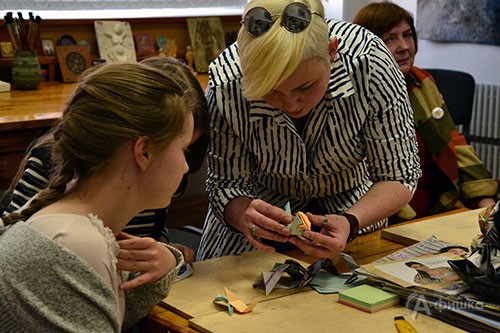 Дизайнер Татьяна Ефремова проводит мастер-класс по японскому искусству оригами