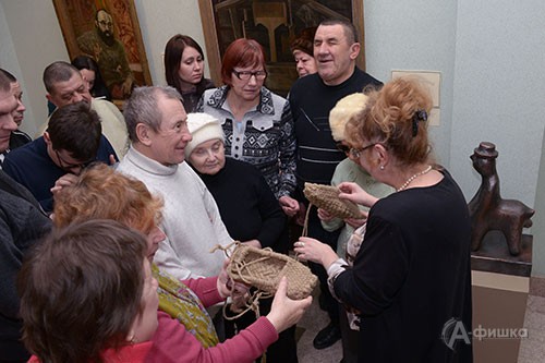 В Белгородском государственном художественном музее открылась уникальная выставка малого формата «Мир красоты без границ» для людей, имеющих нарушение зрения