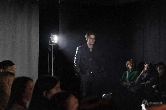 Давид Оплетин в роли Коридорного (чёрная-чёрная комедия «За закрытыми дверями» в театре «Спичка»)