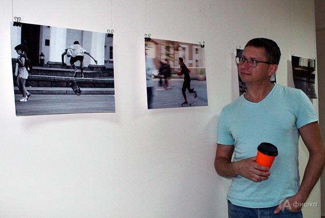 Дмитрий Мясников на фоне своей выставки
