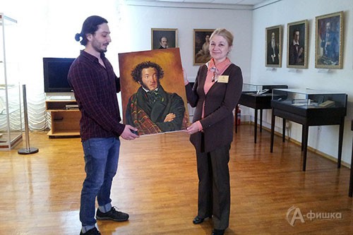 Дизайнер из Сирии Хасан Мухамад подарил музею портрет А. С. Пушкина, созданный им по мотивам портрета работы О. Кипренского