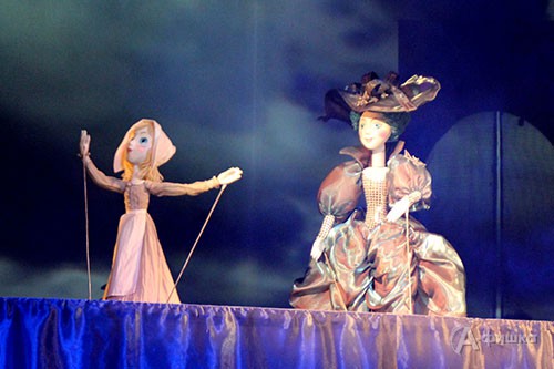 Сцена из спектакля «Золушка» Оренбургского театра кукол