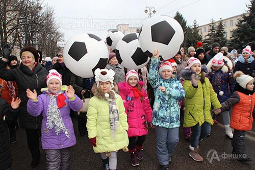 Стилизованные под футбольные мячи воздушные шары украсили XVI Парад Дедов Морозов в Белгороде