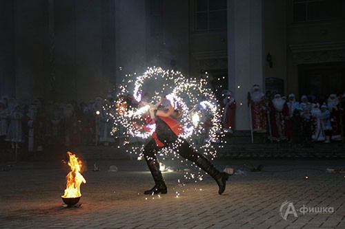 Зажигательный подарок преподнес зрителям XVI Парада Дедов Морозов в Белгороде театр огня «Лацерта»