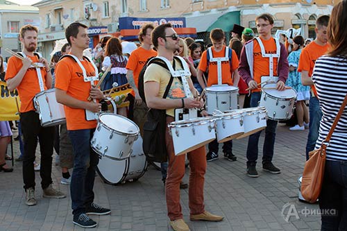 Ансамбль барабанщиков Drumania на II фестивале уличных искусств «Белая маска» в Белгороде