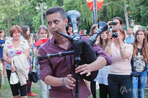 II фестиваль уличных искусств «Белая маска» в Белгороде. Выступление волынщика Никиты Кобзаря