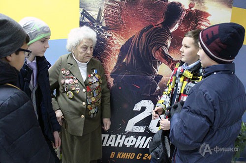 После просмотра фильма «28 панфиловцев» участники киноурока долго расспрашивали Марию Колтакову о войне и дружно желали долгих лет жизни ветерану