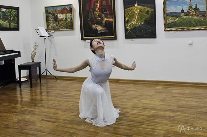 Балетную миниатюру «Лебедь» К. Сен-Санса исполнила аспирантка института искусств и культуры Цзяо Чжэн