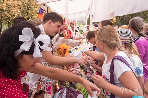 На благотворителном базаре школьники и студенты Белгорода продавали свои поделки