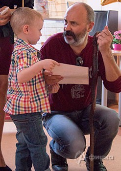 Поэт Евгений Ливада вручает награду юному читателю библиотеки А. Лиханова в Белгороде