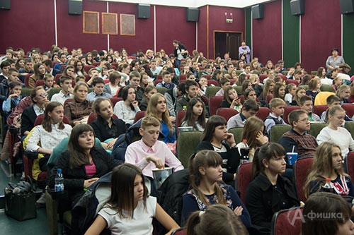 Учащиеся белгородской гимназии № 12 на уроке мужества в кинотеатре «Победа»