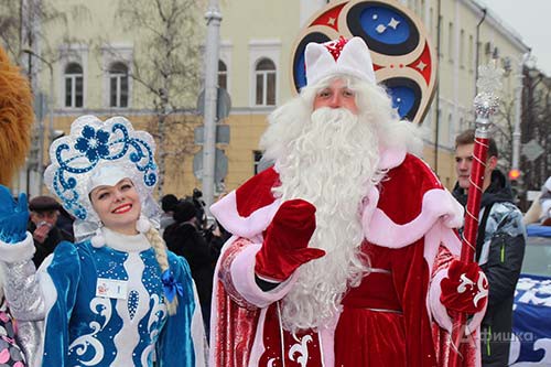 Сказочная пара, обладатели Гран-при конкурса XVI Парада Дедов Морозов в Белгороде