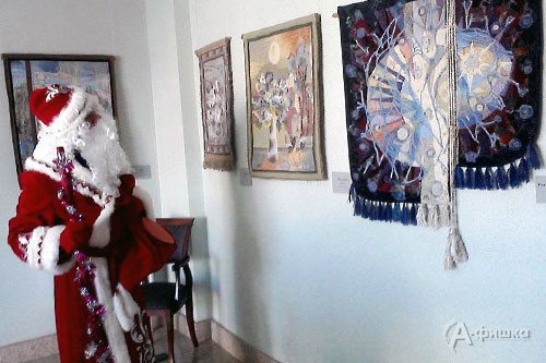 В преддверии Нового года в Белгородском художественном музее расцвели «Цветы среди зимы» Маргариты Кудрявцевой