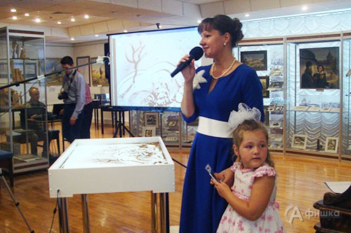 Юлия Абашкина и её дочь Софья на открытии первого благотворительного городского фестиваля песочной терапии