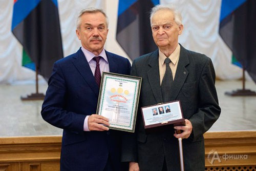 На фото: Губернатор Белгородской области Е. Савченко и художник Е. Савотченко