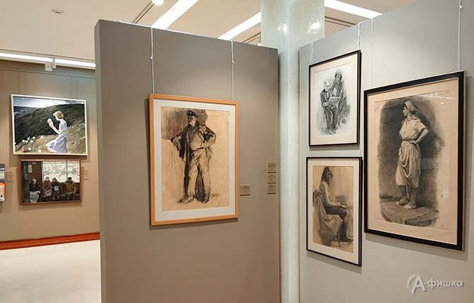 Академический рисунок, выполненный карандашом и мягкими материалами, демонстрирует безупречное владение линией и формой