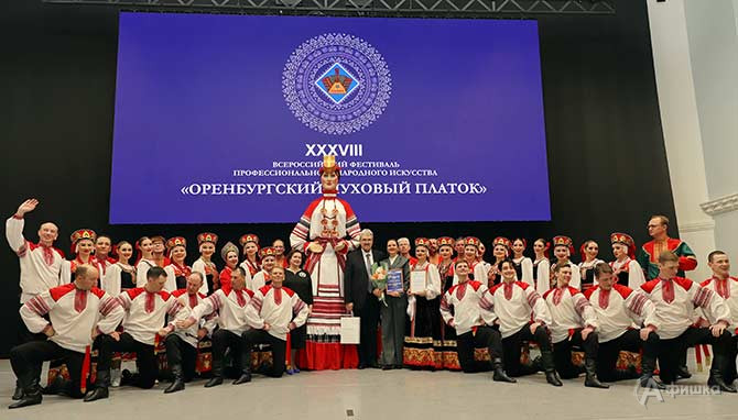 Особенно трогательно, что в поддержку коллектива из приграничного региона учреждения культуры Оренбурга передали гуманитарную помощь 