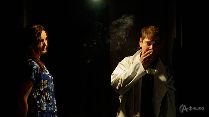 Диана Ефимова и Алексей Ничипорук в спектакле &laquo;Записки нетрезвого человека&raquo; Оксаны Половинкиной