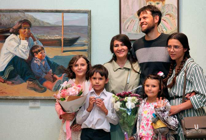 Екатерина Севергина с семьей на открытии выставки в Белгородском художественном музее