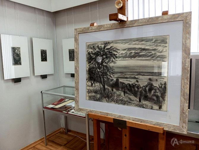 Фрагмент экспозиции выставки: Вщиж. 1988 г. Бумага, уголь