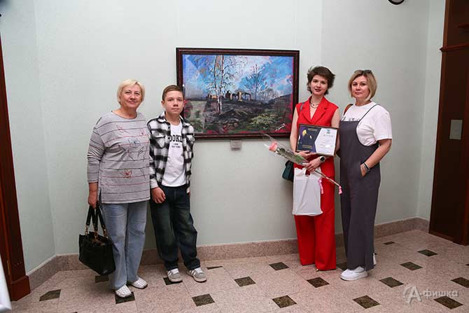 Лауреат Ульяна  Борзенкова с группой поддержки у своей работы на выставке