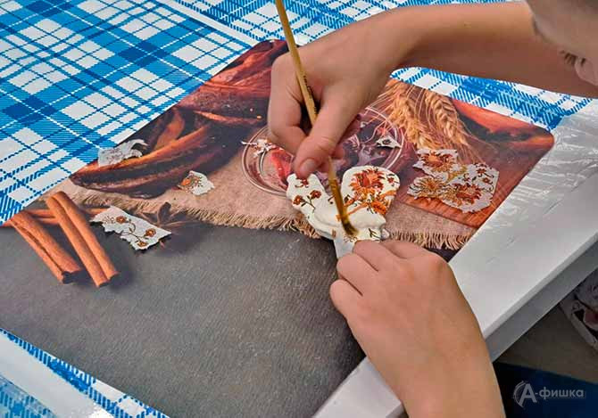 Один из&nbsp;секретов по&nbsp;созданию игрушки из&nbsp;ваты. Не&nbsp;умеете рисовать&nbsp;&mdash; используйте технику &laquo;декупаж&raquo;