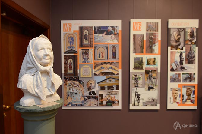 Максим Баранов. Портрет матери (вдовы) 2020 г.,  гипс тонированный. На заднем плане фотопланшеты с работами из мозаики и скульптуры.