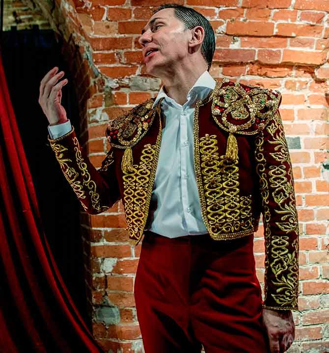 &laquo;Прыжок в небо&raquo;, третий моноспектакль Андрея Манохина, &ndash; это его признание в любви великому русскому балету. 