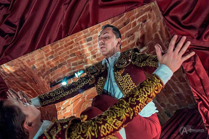 История жизни великого русского танцовщика и хореографа Вацлава Нижинского разыгрывается Андреем Манохиным антураже имперского балета. 