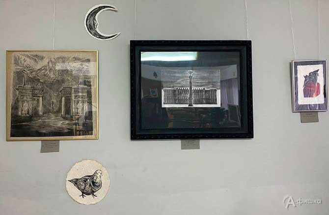 Работы из городской серии в экспозиции выставки &laquo;Эксперименты на краю&raquo; Яны Серпуховой