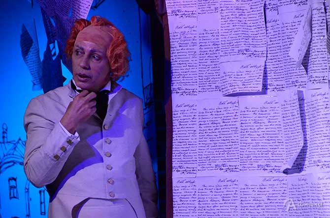 Сцена из второго моноспектакля Андрея Манохина &ndash; &laquo;Шинель&raquo;