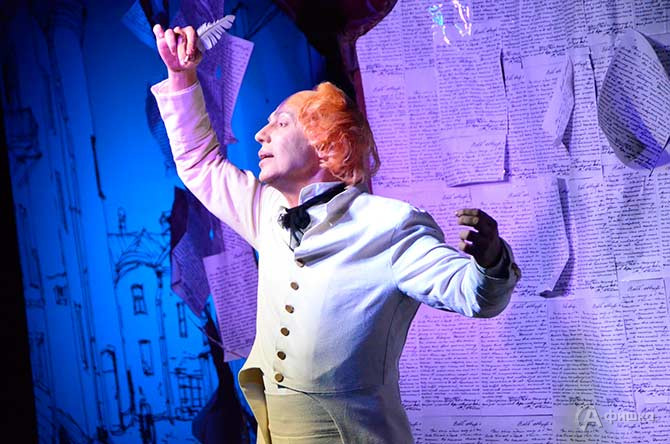 Сцена из моноспектакля Андрея Манохина &laquo;Шинель&raquo;