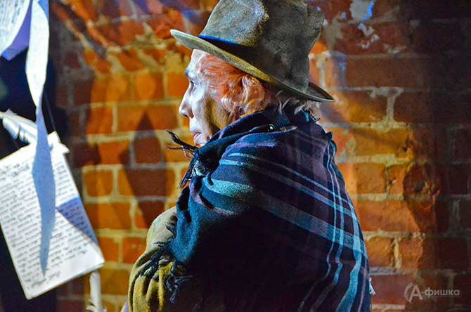 Андрей Манохин не просто играет Акакия Акакиевича Башмачкина &ndash; он проживает печальную историю титулярного советника