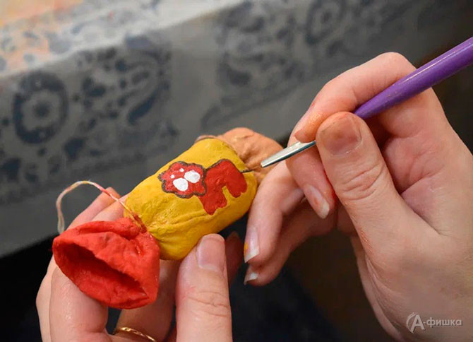 Самая простая ватная игрушка в виде конфеты получится даже у начинающего мастера