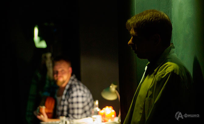 Сцена из спектакля &laquo;Записки нетрезвого человека&raquo; в белгородском театре &laquo;Спичка&raquo;