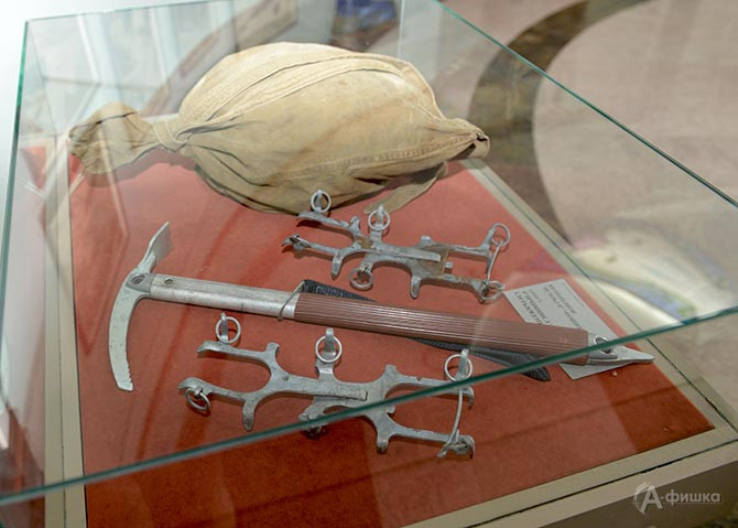 Подлинное альпинистское снаряжение 1930-х годов &mdash; вещмешки, ледорубы, &laquo;кошки&raquo;, погружающие в атмосферу эпохи.