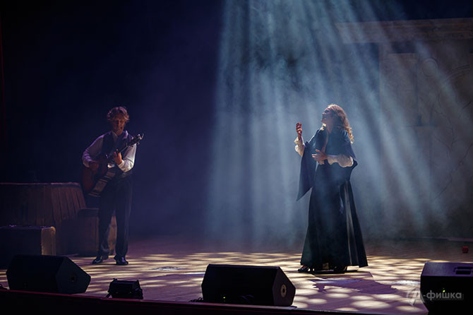 Творчество &laquo;последнего поэта деревни&raquo; вдохновило и актеров театра &laquo;У Никитских ворот&raquo;, представивших в завершение второго фестивального дня спектакль &laquo;Лента поэзии. Есенин&raquo;. 