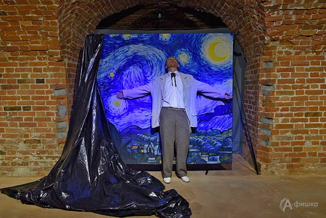 Сцена из моноспектакля Андрея Манохина &laquo;Ван Гог. Vincent&raquo;