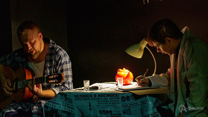 Владимир Решетников и Алексей Ничипорук в спектакле &laquo;Записки нетрезвого человека&raquo; театра &laquo;Спичка&raquo;