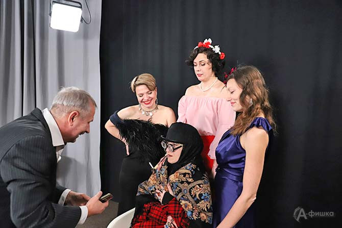 Актёры театра «Две обезьяны» готовятся к фотосету