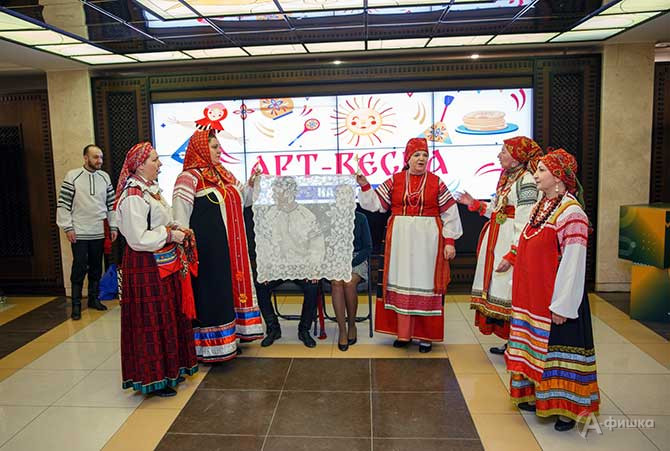 Фольклорный ансамбль «Пересек» увлек зрителей интерактивной программой с играми и танцами